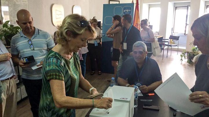 Esperanza Aguirre votando en las primarias del PP