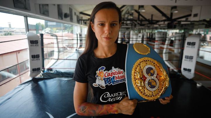 Joana Pastrana con el cinturón de campeona del mundo IBF.