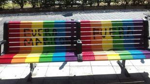Pintadas homófobas frente a la Junta de Villa de Vallecas.