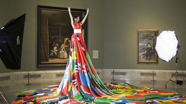 'Ámsterdam Rainbow Dress' junto a 'Las meninas' de Velázquez.