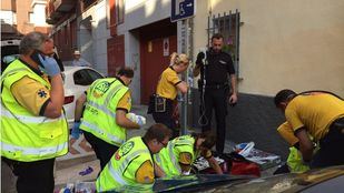 Dos policías atienden un parto en plena calle en Ciudad Lineal