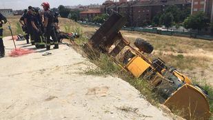 Los bomberos han instalado una grúa para poder remolcar la máquina y liberar a la víctima que estaba atrapada.
