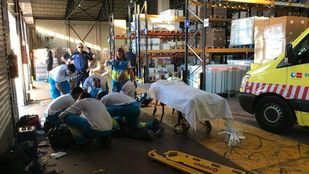 Los sanitarios atienden al hombre de 44 años herido en un nuevo accidente laboral en Villaverde