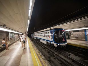 Fallece un hombre empujado a las vías y arrollado por el Metro