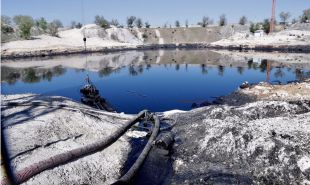 Concentración en la 'laguna del aceite' de Arganda por el parón de su limpieza