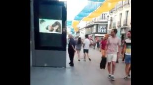 Hackean una pantalla en Preciados con un vídeo porno