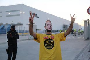 Un trabajador de Amazon durante la segunda jornada de huelga