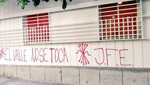 La sede del PSOE-M amanece con pintadas falangistas