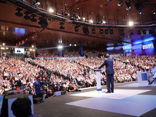 El PP elige a su líder con Madrid dividido