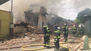 Los bomberos calculan que el incendio de la Cañada se extinguirá en tres horas