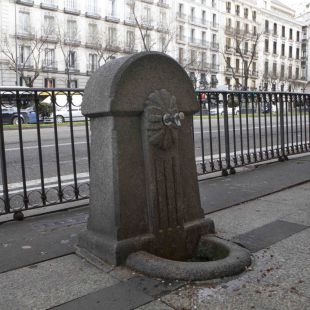 Botellas 'madrileñas', jarras en hostelería y fuentes para potenciar el agua de grifo