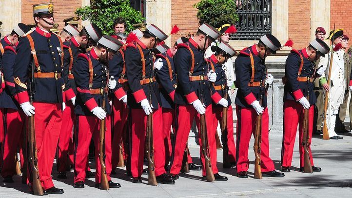 Cambio de guardia del regimiento Inmemorial en el cuartel del Ejército en Cibeles