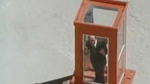 Fotograma de 'La Cabina'.