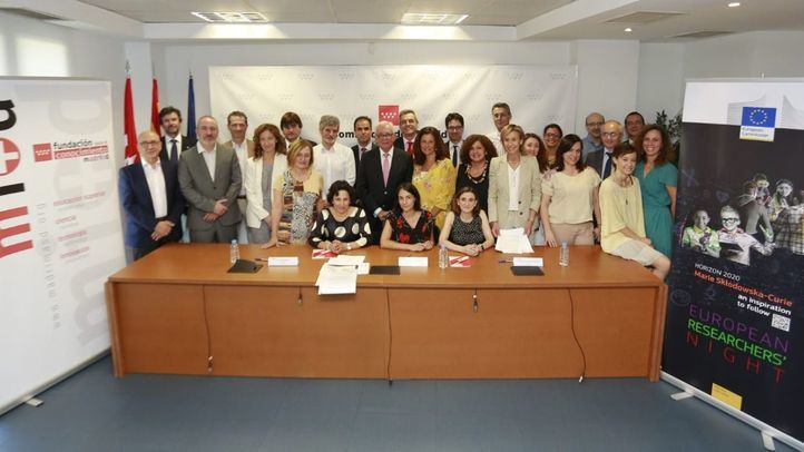 Representantes de una veintena de instituciones madrileñas de ciencia han firmado el acuerdo para celebrar la Noche de los Investigadores.