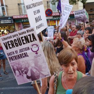 "No estás sola": gritos de apoyo a Juana Rivas frente a Justicia