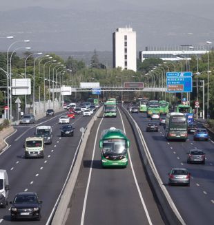 Dos carriles cortados e importantes retenciones en la A-6