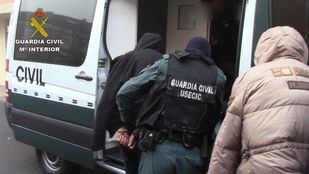 Efectivos de la Guardia Civil en un operativo de detención; foto de archivo.
