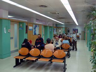 Gente pacientes esperando en un Centro de Salud Ambulatorio medico de familia o cabecera