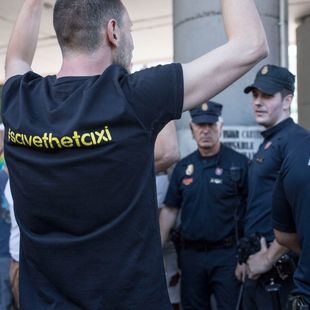 Los taxistas bajan las armas... hasta septiembre