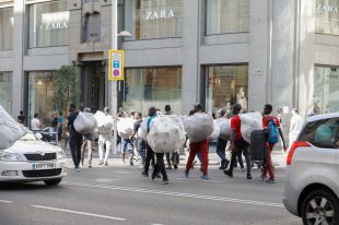 Seis fracturas tras ser arrollada por un grupo de manteros