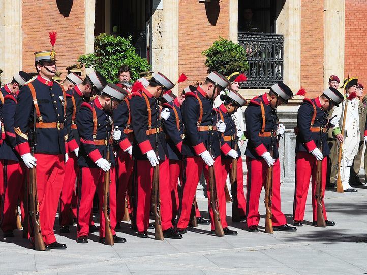 Cambio de guardia del regimiento Inmemorial en el cuartel del Ejército en Cibeles