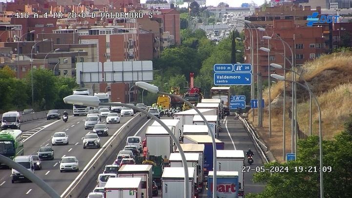 Retenciones en la A-4 por el vuelco de un camión