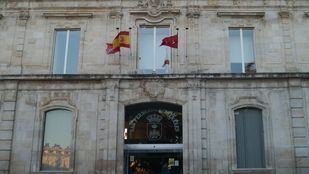 El Ayuntamiento de San Fernando ha decretado tres días de luto, en los que la bandera de su sede ondeará a media asta.