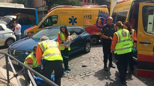 Un motorista sufre importantes heridas faciales al impactar contra un bordillo en Castellana