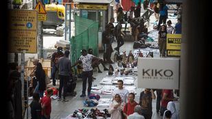 El PP lanza que el Ayuntamiento amplía Gran Vía para beneficiar a los manteros