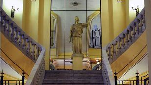 Círculo de Bellas Artes, uno de los primeros tramos de escaleras con escultura en el centro.