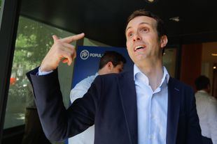 El líder del PP, asediado por sus notas imposibles