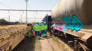 Los servicios de Emergencia han tenido que rescatar al joven, que ha caído entre dos vagones desde una altura de unos cuatro metros