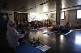 Risoterapia, yoga y churros para los mayores dependientes madrileños