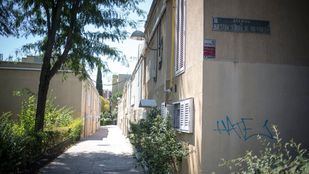 La zona se caracteriza por casas bajas y zonas peatonales.