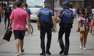 Agua para los policías en las fiestas de Lavapiés