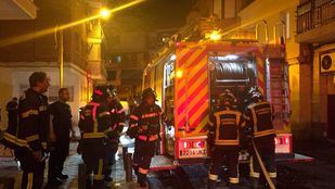 Los bomberos han logrado sofocar las llamas, que se han extendido por la fachada del edificio