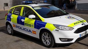 Vecinos de San José de Valderas llamaron a la Policía al percatarse de la presencia de un menor que golpeaba las ventanillas desde el interior de un coche