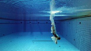 Entrada en el agua de una atleta después de un salto de trampolín en la M-86.