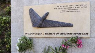 Placa conmemorativa en memoria de las víctimas del vuelo JK5022 de Spanair
