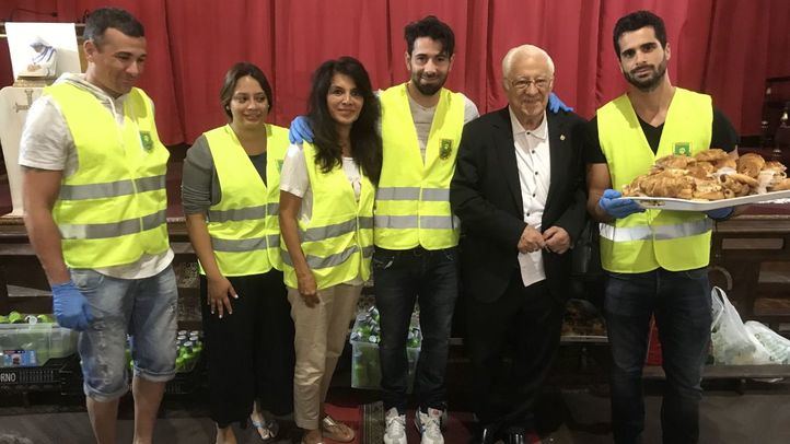 Los Vivancos sirven el desayuno en la Iglesia de San Antón, de Mensajeros de la Paz.