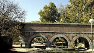 Acueducto del Canal de Isabel II en el parque de los Pinos.