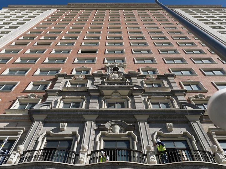 El edificio está sujeto a una larga controversia. La apertura prevista del hotel es 2019.