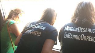 La ONU son los vecinos: paralizado el desahucio de una familia en Vicálvaro