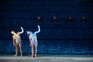 Un dragón bajo el agua del verano