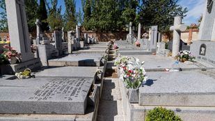 Los cementerios de La Almudena y Carabanchel sufren el robo de la ornamentación en 400 columbarios