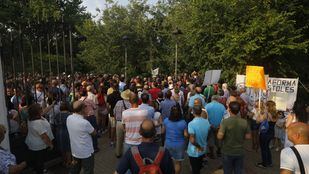Vecinos de Móstoles se han concentrado en el parque Prado Ovejero contra la realización del festival de música 'Amanecer Bailando'.
