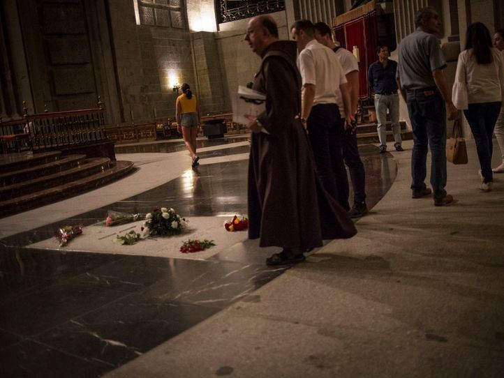 Visitantes y religiosos en el Valle de los Caídos momentos antes de la aprobación del decreto de exhumación.