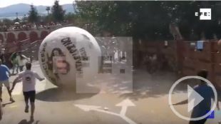 Golpeado por 250 kilos de poliespán en el 'boloencierro'