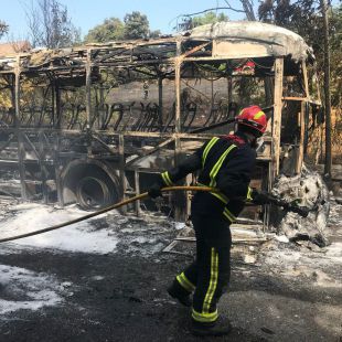 Arde un autobús cerca de dos viviendas en Villanueva