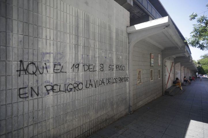 Varias pintadas en el estadio claman contra la mala gestión del presidente del Rayo Vallecano, Martín Presa, y contra la Comunidad de Madrid por abrir el campo sin las condiciones de seguridad.